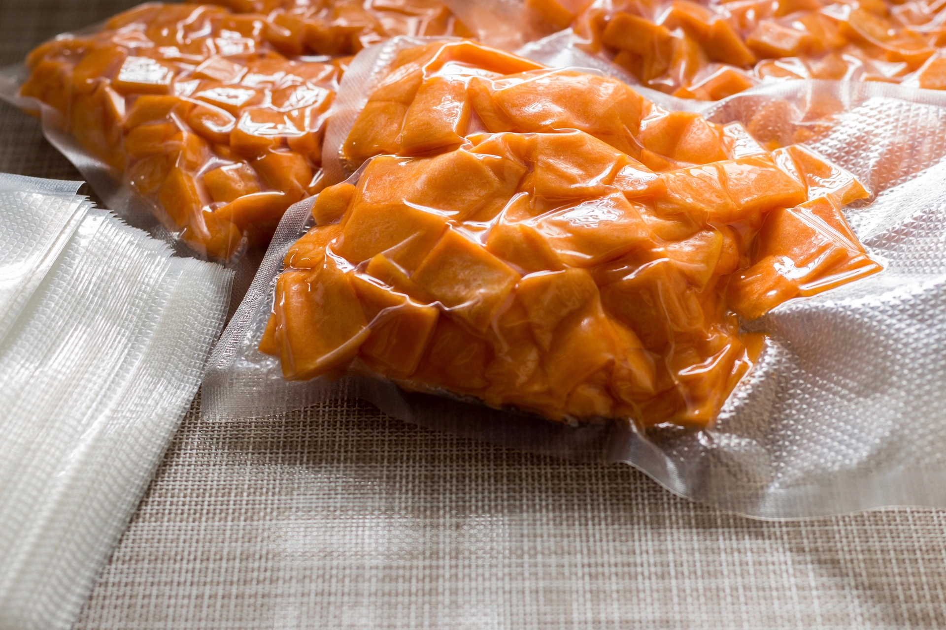 Gotowe opakowania w ruchu na taśmie