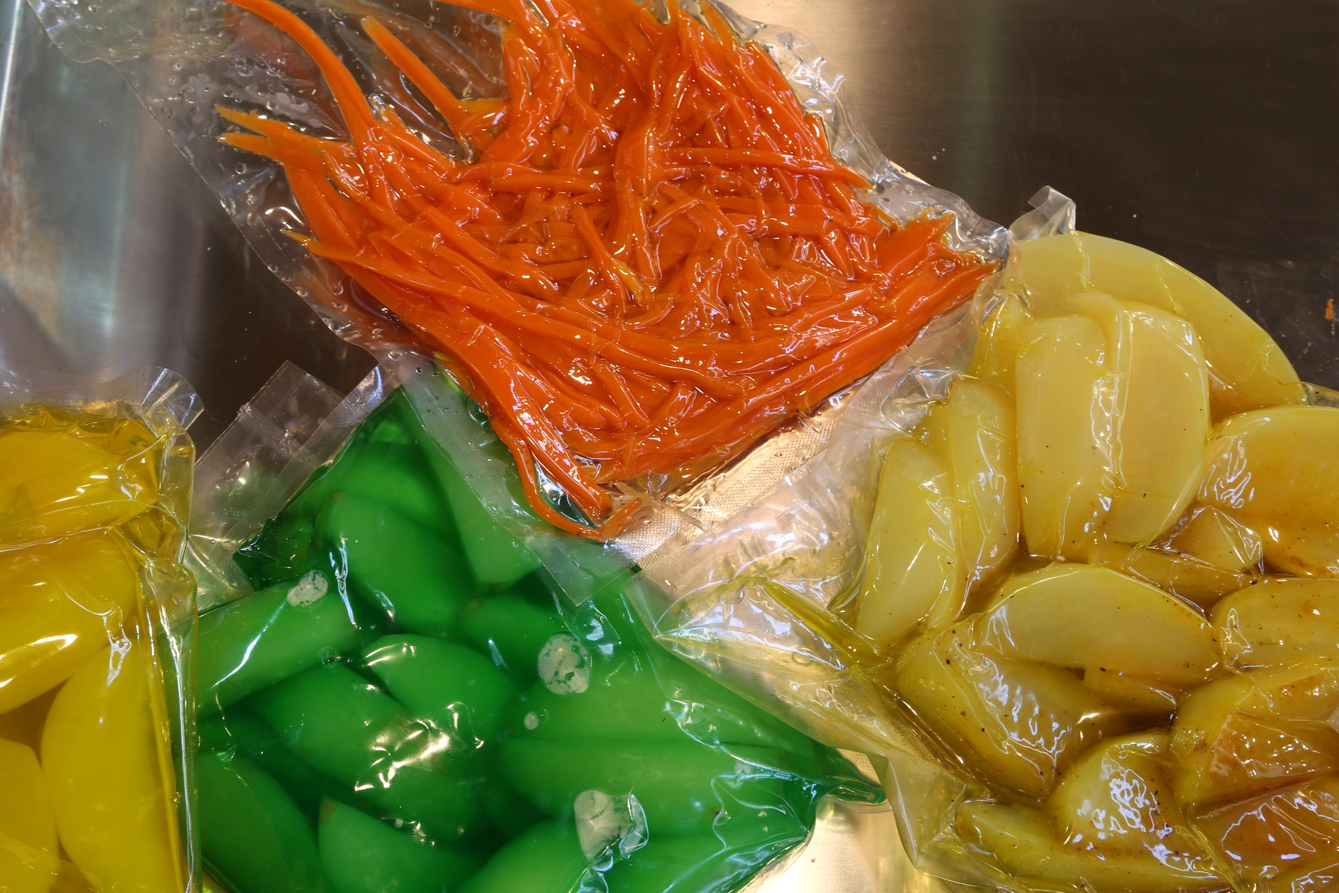 Warzywa zapakowane bezpośrednio w worek foliowy