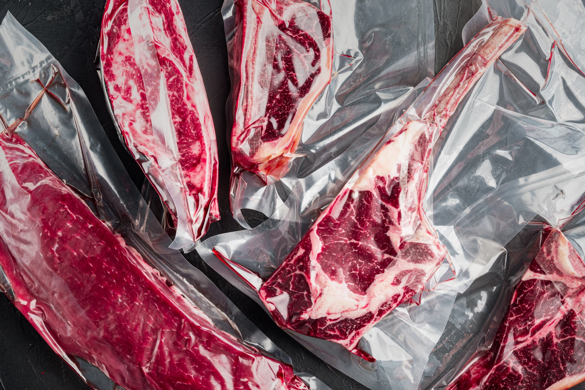 Zestaw mięsa w opakowaniach próżniowych