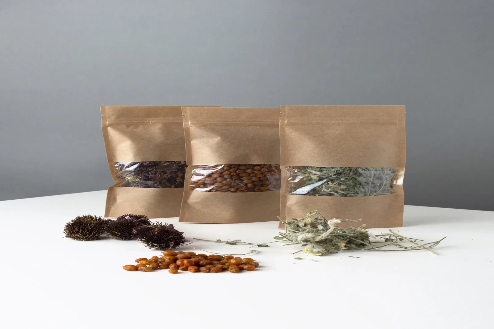 Różne opakowania doypack pomagające zobrazować dobór grubości i konstrukcji folii BHF