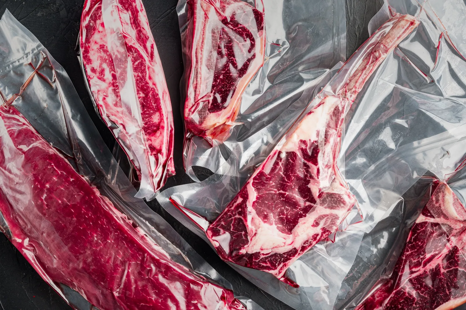 Mięso zapakowane próżniowo jako przykład folii BHF w opakowaniach spożywczych