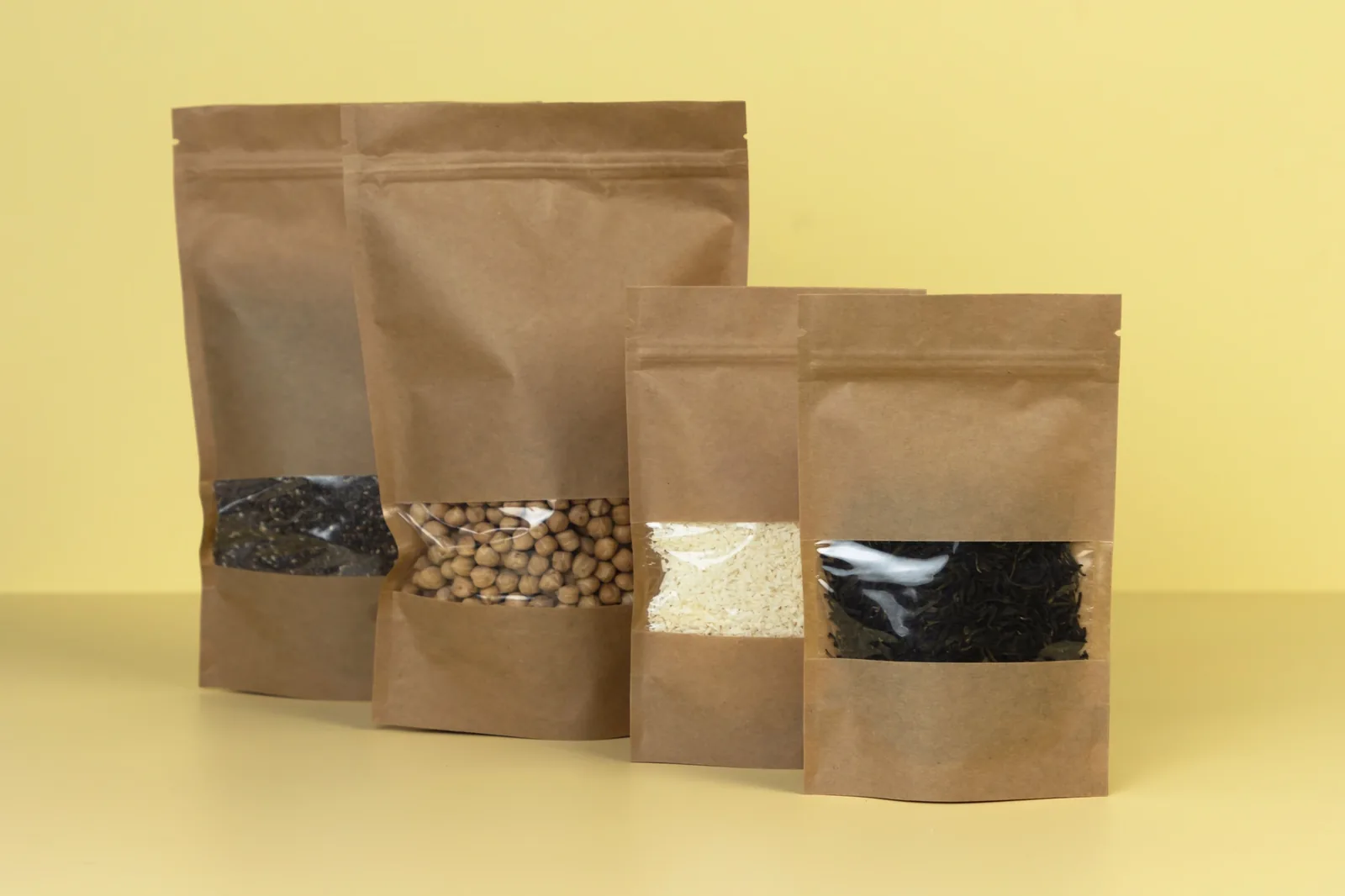 Różne opakowania papierowo-foliowe jako ilustracja przewodnika zakupowego folii BHF